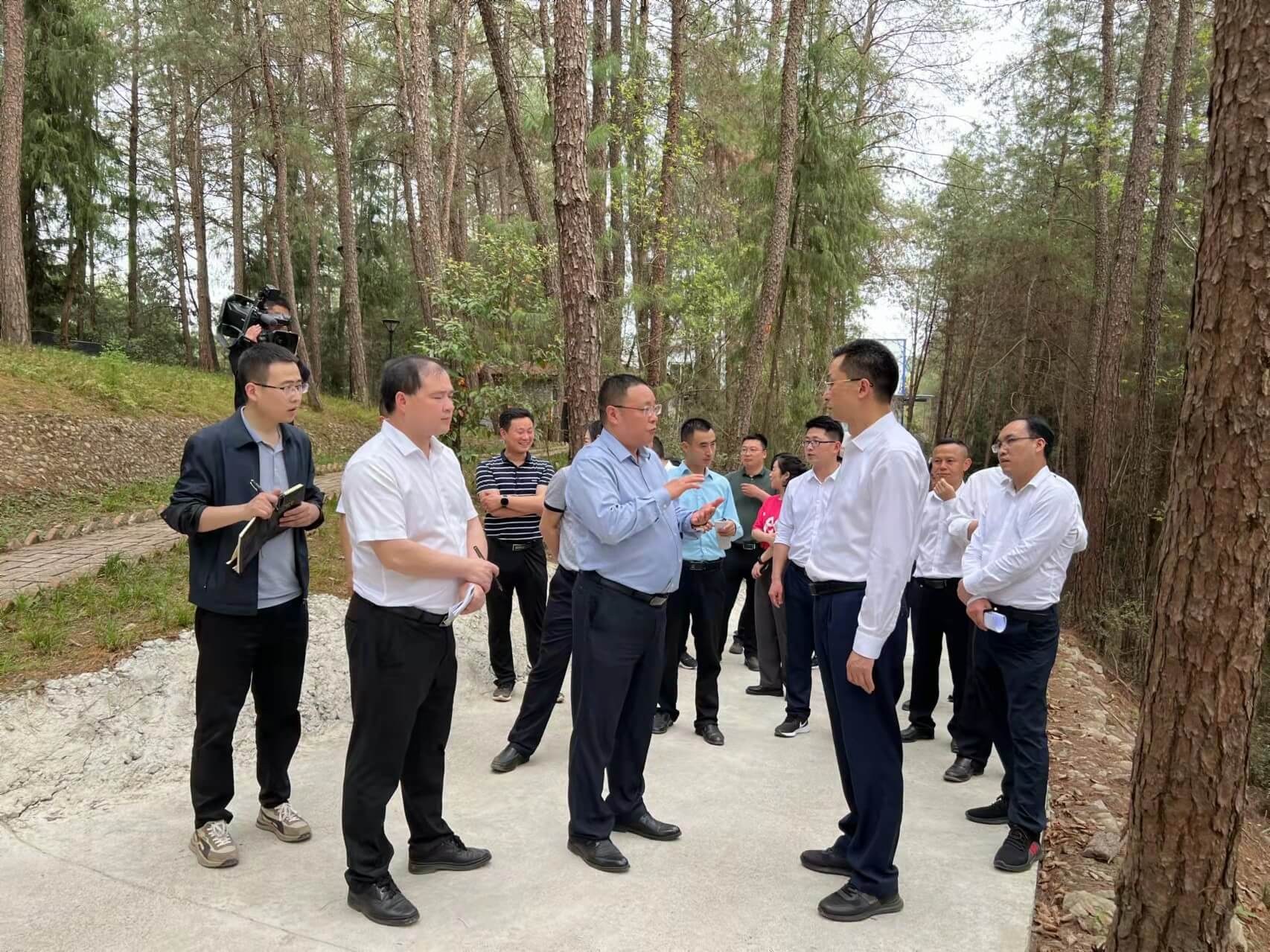 通江縣縣委書記李玉甫帶領(lǐng)發(fā)改、財政、經(jīng)信等部門負責(zé)人等一行來公司調(diào)研